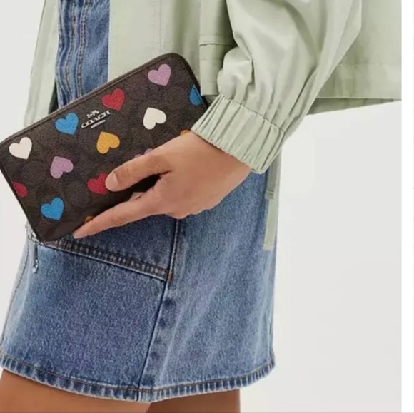 Coach - Picture 5 of 7